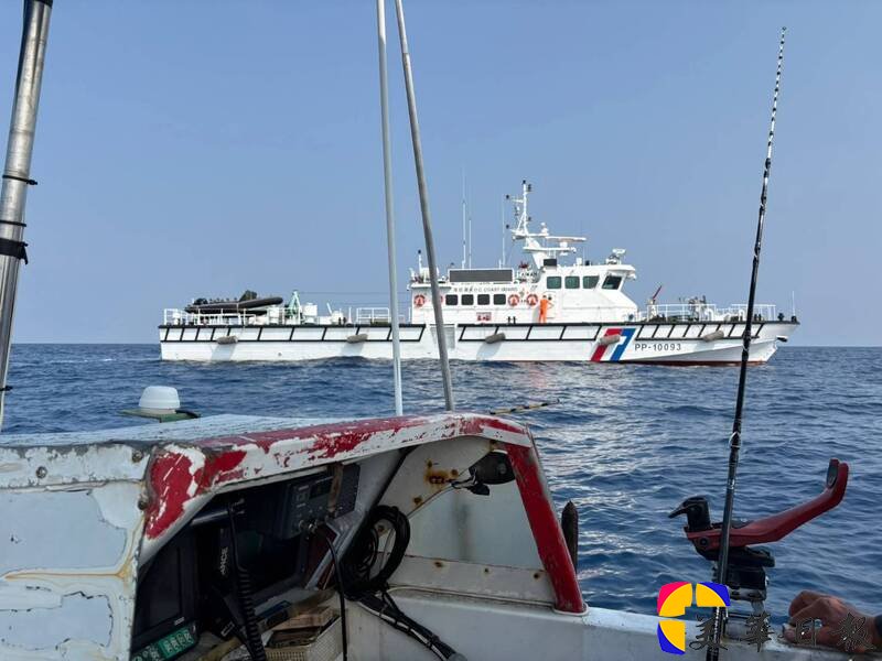 海钓船故障失去动力，澎湖海巡队巡防艇一路戒护安全。（民众提供）