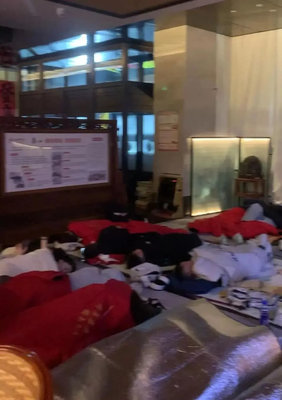 泰山凌晨游客爆满，酒店大堂睡满打地铺的人