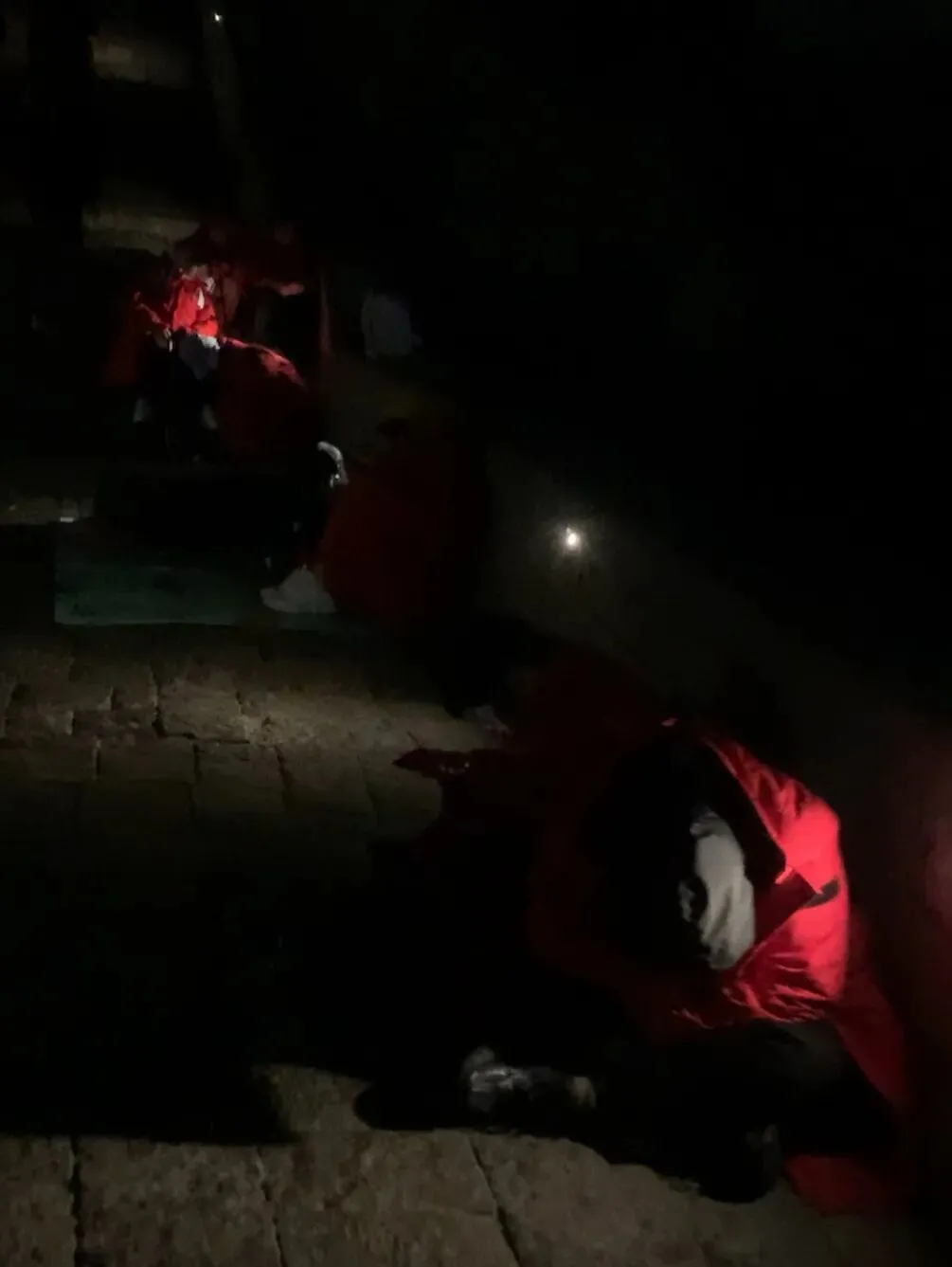 凌晨泰山挤满游客，人人身穿御寒服看日出