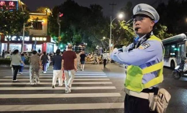 游客曝在上海街头“走路也罚款” 交管还原真相