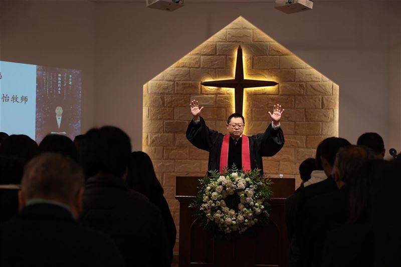 中国家庭教会牧师王怡（中）2019年底被以煽动颠覆国家政权罪、非法经营罪判处有期徒刑9年。 （图/翻摄自 facebook.com/earlyraincovenantchurch）