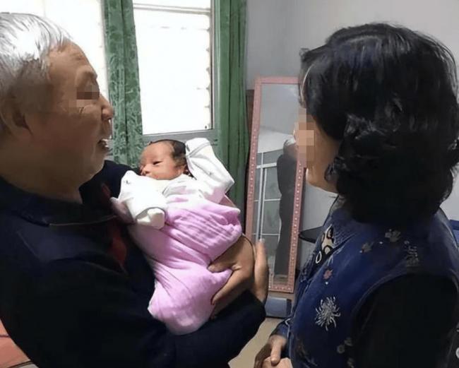 2014年一家四口在华山跳崖，留下2个月大的女儿