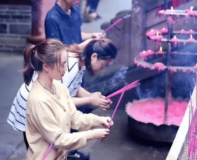 2014年一家四口在华山跳崖，留下2个月大的女儿