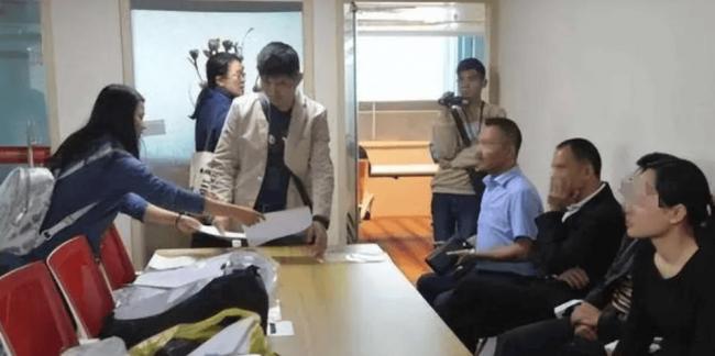 2014年一家四口在华山跳崖，留下2个月大的女儿