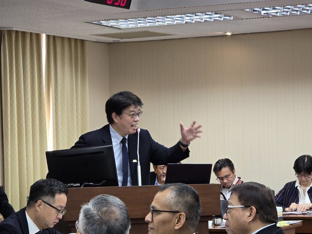 陆委会主委邱垂正回应国民党立委王鸿薇质询。记者陈湘瑾/摄影 陆委会主委邱垂正回应国民党立委王鸿薇质询。记者陈湘瑾/摄影