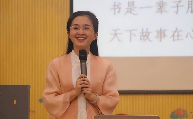 “最美校长”：凭美貌走上巅峰 一夜之间翻车