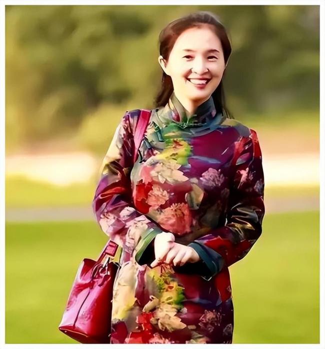 “最美校长”：凭美貌走上巅峰 一夜之间翻车