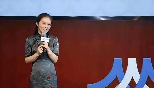 “最美校长”：凭美貌走上巅峰 一夜之间翻车