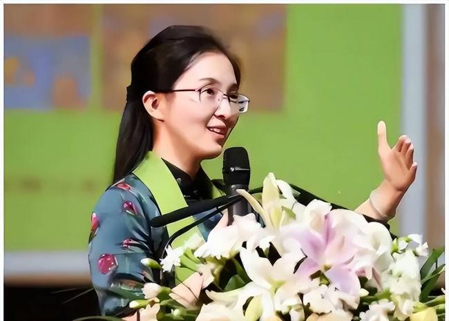 “最美校长”：凭美貌走上巅峰 一夜之间翻车
