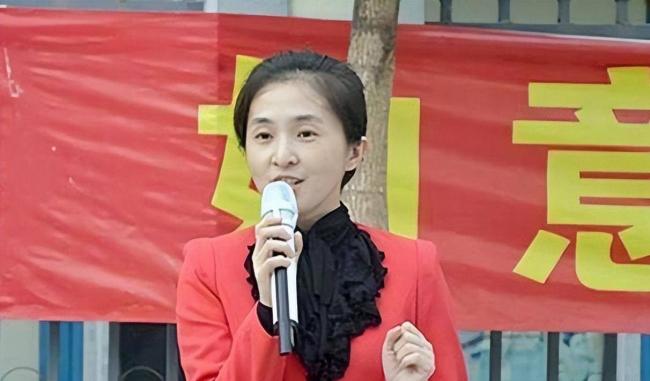 “最美校长”：凭美貌走上巅峰 一夜之间翻车