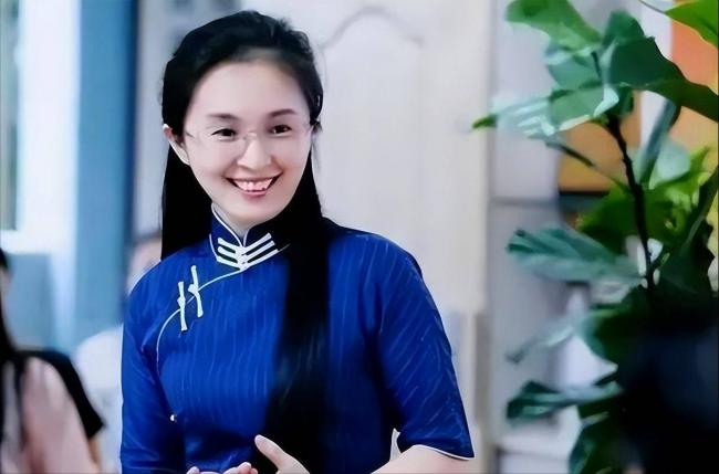 “最美校长”：凭美貌走上巅峰 一夜之间翻车