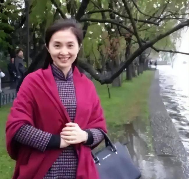 “最美校长”：凭美貌走上巅峰 一夜之间翻车