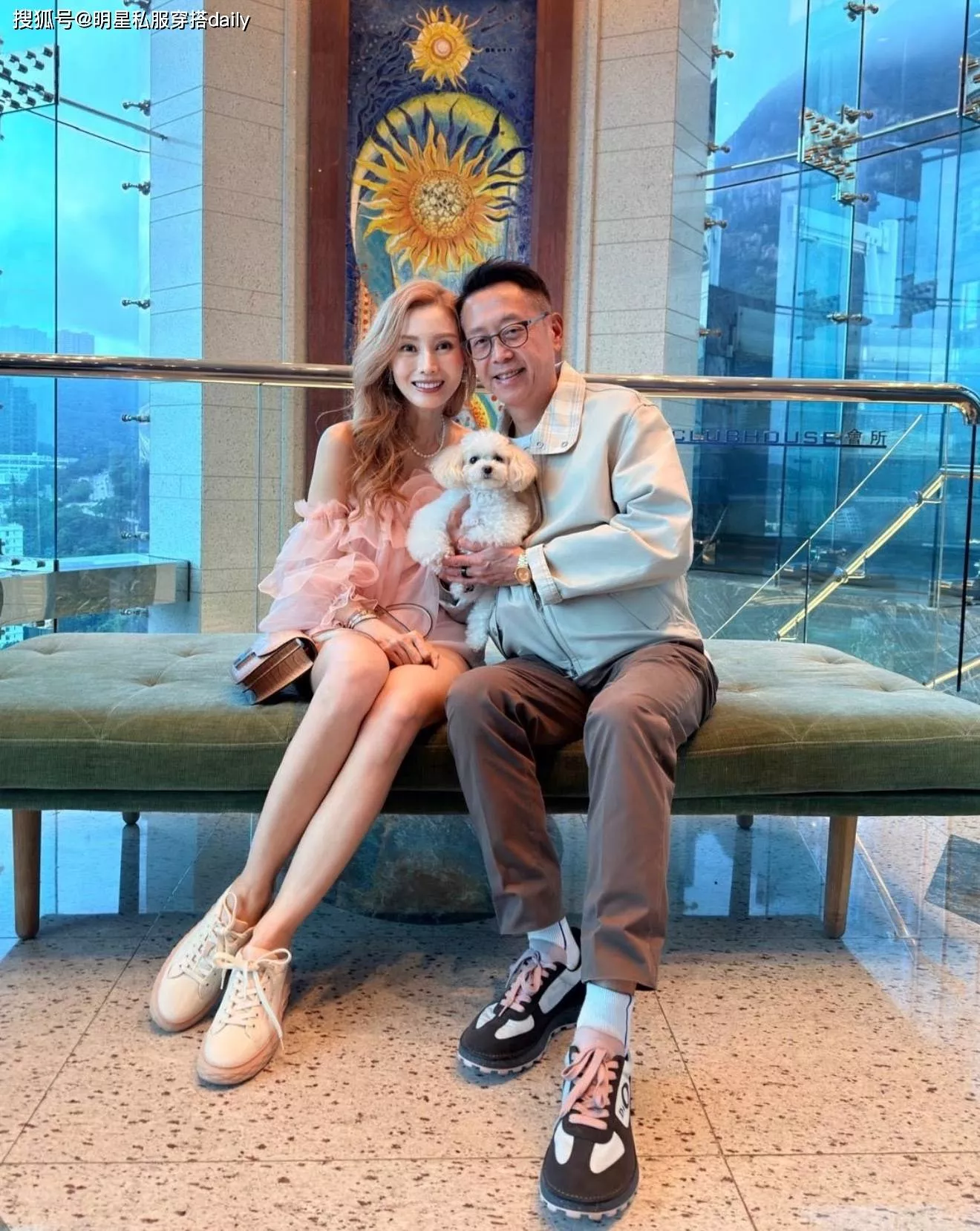 56岁李嘉欣庆生秀恩爱，穿粉色真丝衬衫背爱马仕