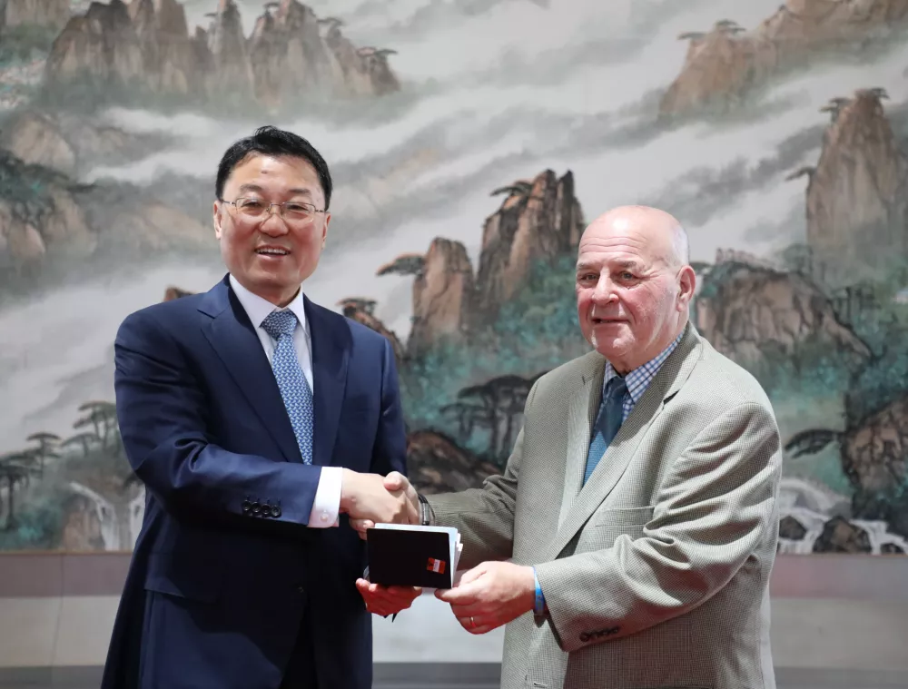 驻美大使谢锋代表中国有关方面邀“赛考斯”再次访华