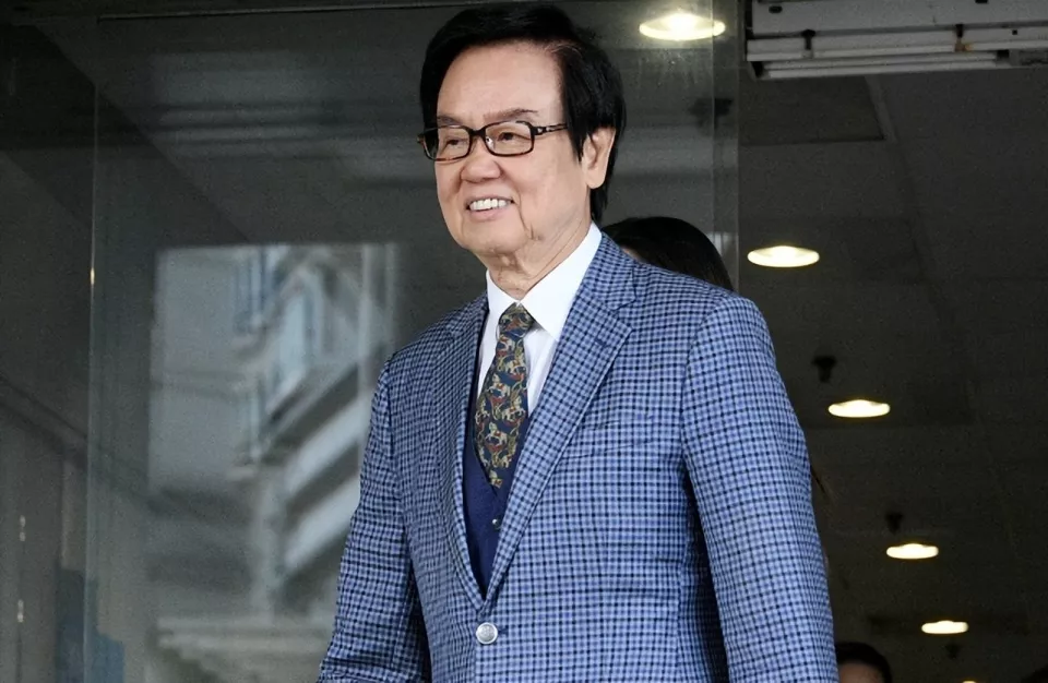 80岁黄百鸣主动入狱服刑,一言不发走入囚室