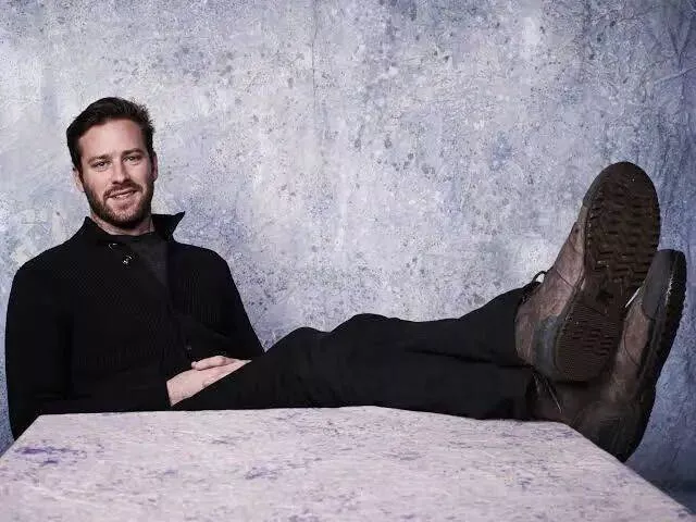 Armie Hammer 坦言没钱,曾祖父把钱都捐了,自己继承不到!