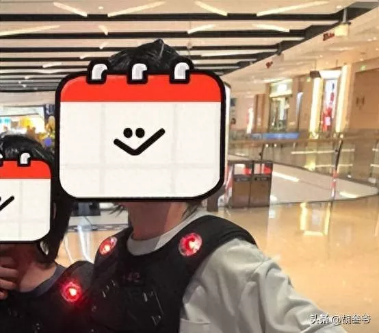 杨颖素颜陪儿子玩CS!9岁小海绵长胖了留狼尾