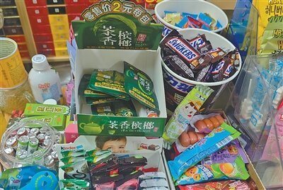 中国大陆不少便利商店将槟榔与普通食品混放在一起贩售,因取得容易,导致愈来愈多中国... 中国大陆不少便利商店将槟榔与普通食品混放在一起贩售,因取得容易,导致愈来愈多中国...