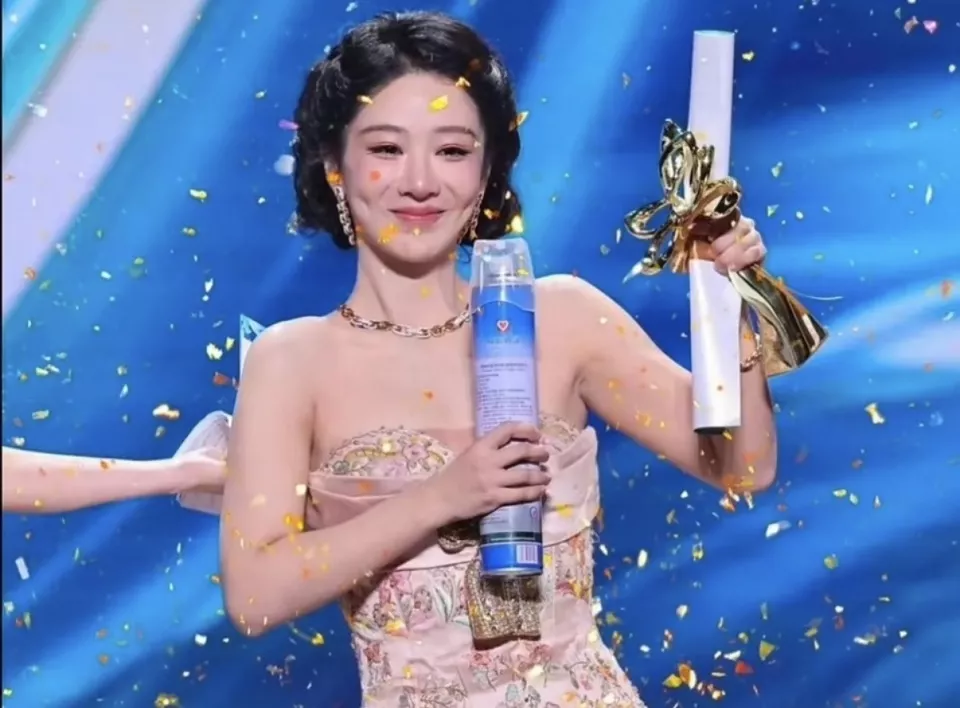 白玉兰现场:杨紫夺视后落泪,杨幂绿裙子醒目
