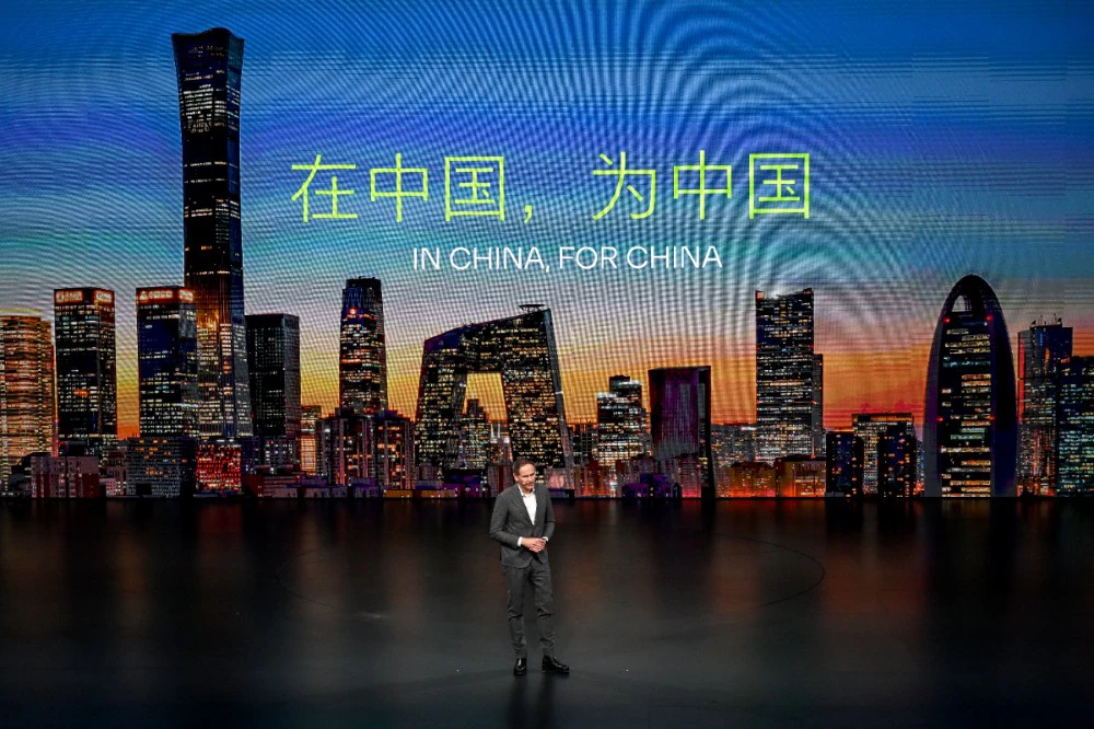 30年前福斯带着技术进中国换市场,30年后中国车厂正考虑直接买下福斯在欧洲的厂。 (德国汽车(VW)执行长奥利佛布鲁姆/法新社)