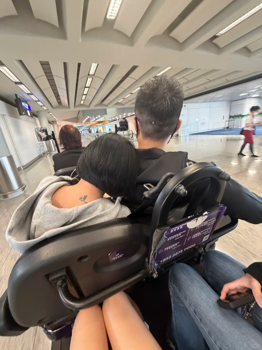 小S一家游香港,两个女儿成熟美艳,重回内地社交平台引热议