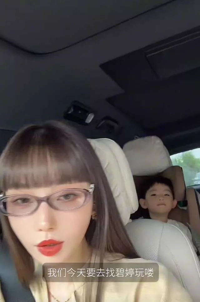郭碧婷一家与夕又米北京游玩，女儿好粘向佐