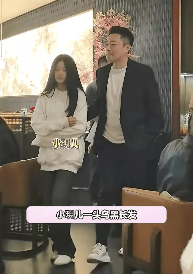 汪小菲开豪车带女儿北京逛街，12岁小玥儿身高突出