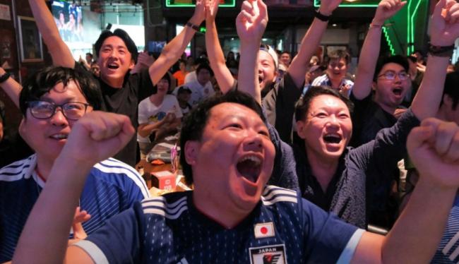 中国球迷穿日本队战衣看比赛 官媒发飙 中国球迷穿日本队战衣看比赛 官媒发飙