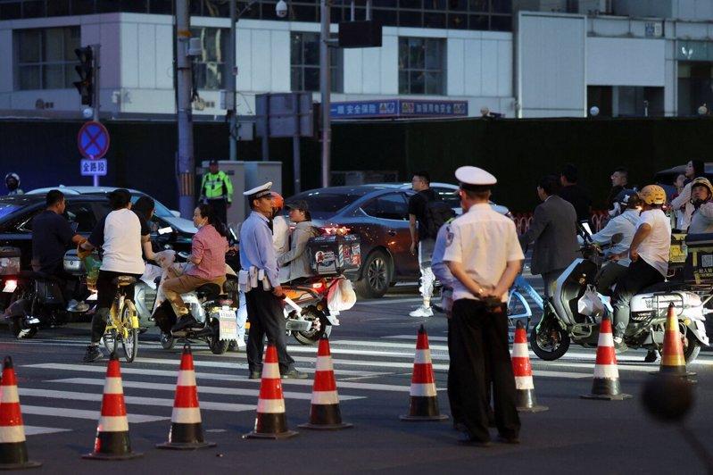 美国驻华大使馆和领事馆一个月内密集连发10道预警,令外界关注。图为北京「中国尊」... 美国驻华大使馆和领事馆一个月内密集连发10道预警,令外界关注。图为北京「中国尊」...