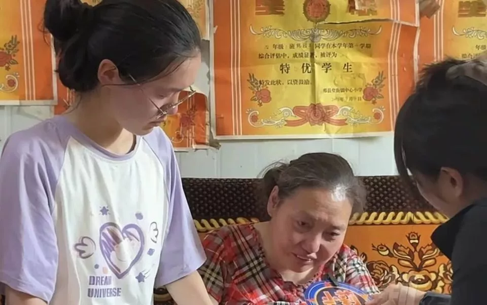 河南高考699分女孩爆火后,自媒体将镜头架在其家门口开直播