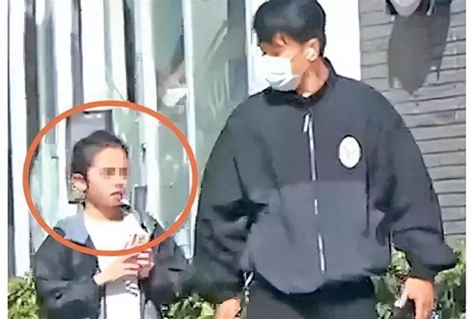 12岁小糯米近照惊艳全网!身高直逼1米7,父母陪伴差距太破防