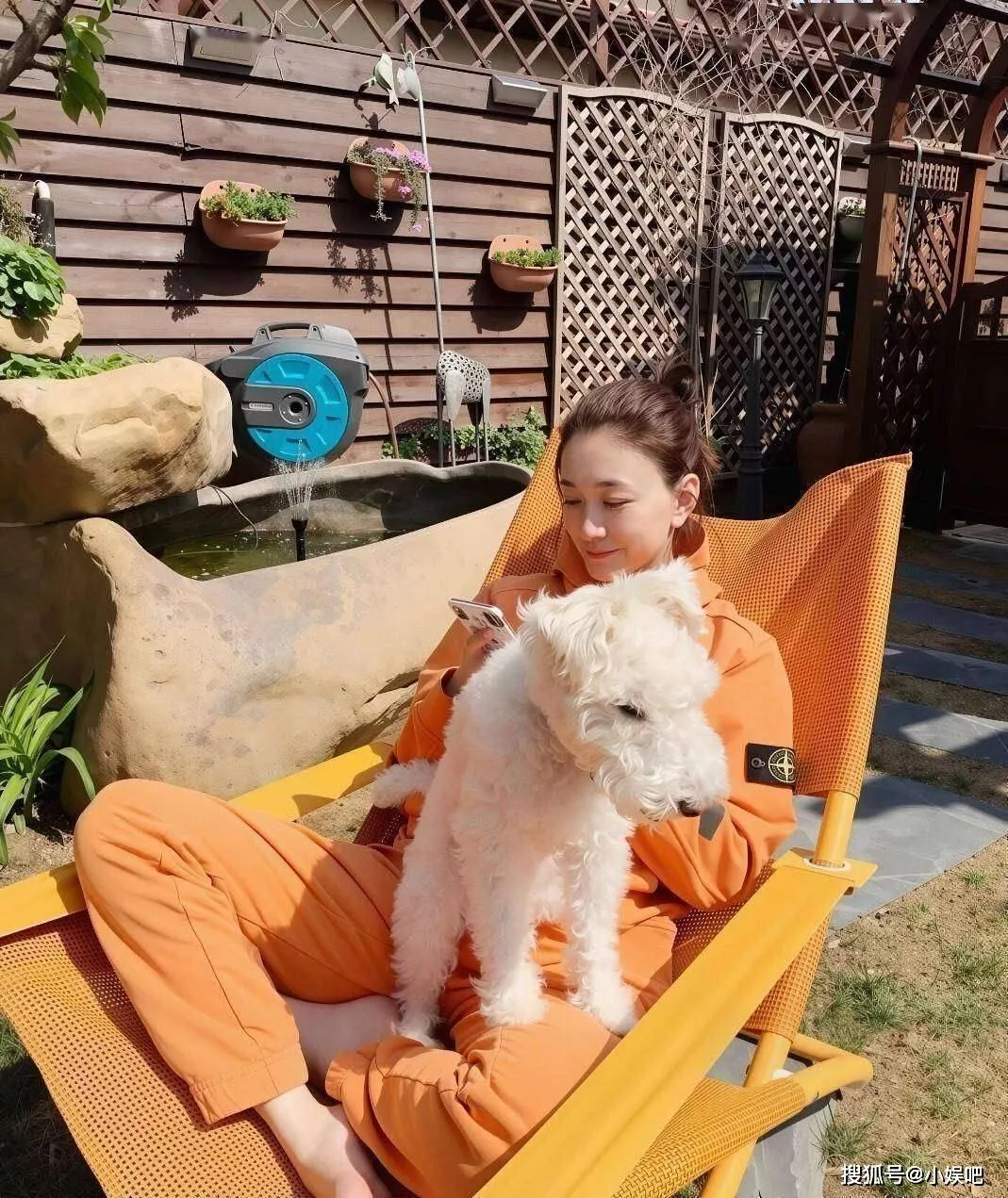 路人偶遇李小冉公园遛娃素颜照，瘦削脸庞认不出