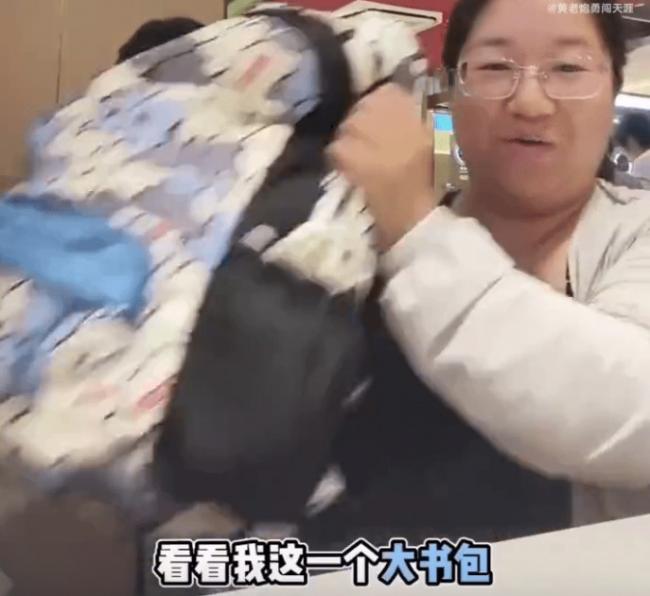 海底捞上海女客自备食材狂扫零食 遭全网围攻 海底捞上海女客自备食材狂扫零食 遭全网围攻