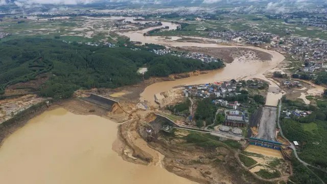 中国广西壮族自治区南宁市横州市，六蓝水库在洪水中被淹没（摄于2026年7月7日）。