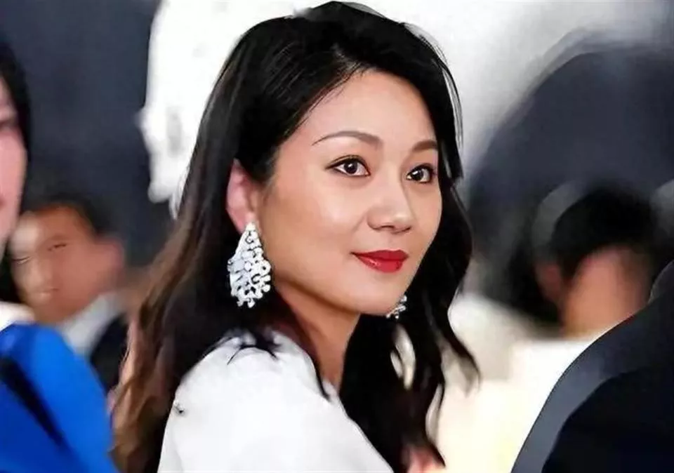 嫁给张艺谋15年,陈婷母亲近照曝光,戴着玉镯满脸富态