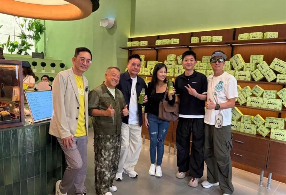 曾志伟佛山面包店开业场面盛大,红颜知己伴随剪彩