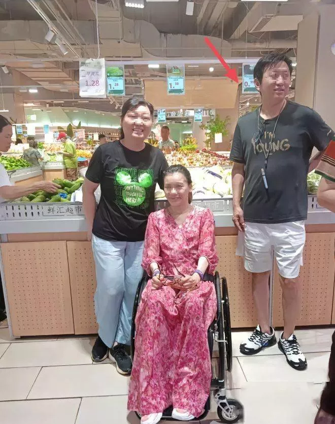 45岁桑兰和老公超市买菜被偶遇,坐轮椅气色好