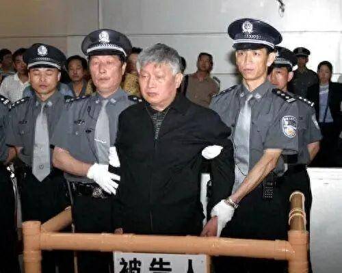 从功臣到死刑犯 高官逃亡三个月头发全白 从功臣到死刑犯 高官逃亡三个月头发全白