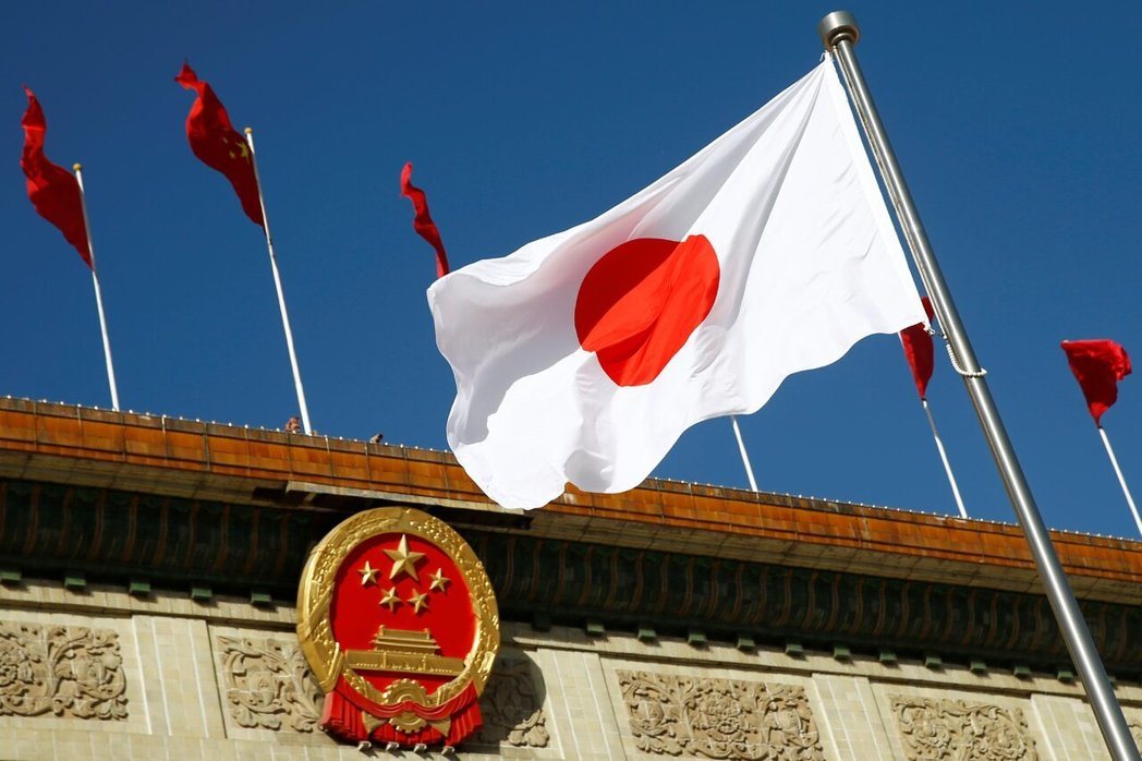 深圳部分地铁站广告因色彩饱和度高、铺设密集，引发网友吐槽。澎湃新闻