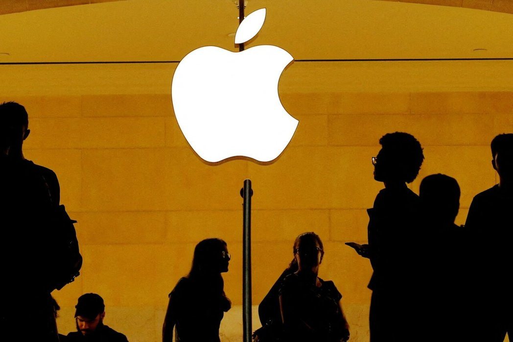 陆工信部15日公布新增手机端侧生成式AI服务备案信息，「Apple智能」在列。路...
