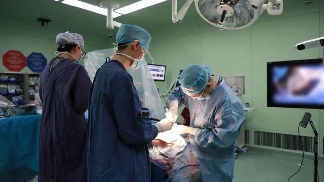 上海复旦大学附属华山医院近日完成植入式脑机介面手部运动功能代偿系统（NEO）获批...