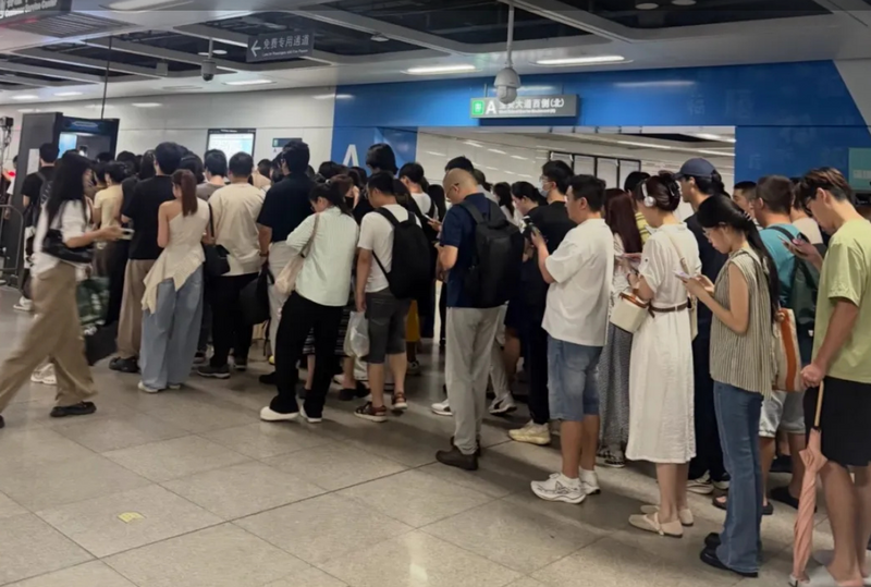 中国深圳地铁19日全面安检,上下班高峰期各地铁站挤得水泄不通,民众莫不怨声载道。 (图撷自微博)