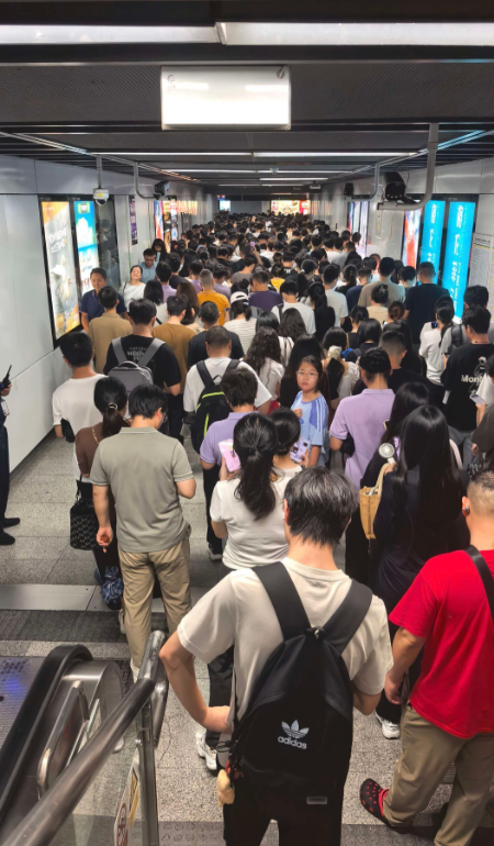 深圳地铁高峰时期人流密密麻麻。 (图撷自微博)