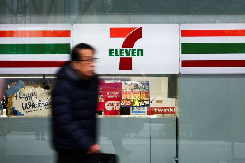日本便利商店龙头7-Eleven于今日传出,因担忧部分门市恐横行动漫及游戏热门角色商品的不正当转卖行为,已向全国加盟店发出警告文书;示意图。(路透社资料照) 日本便利商店龙头7-Eleven于今日传出,因担忧部分门市恐横行动漫及游戏热门角色商品的不正当转卖行为,已向全国加盟店发出警告文书;示意图。(路透社资料照)