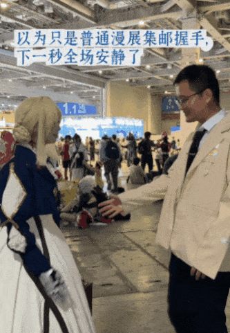 天生没右手的00后女孩,在cos界没有对手了