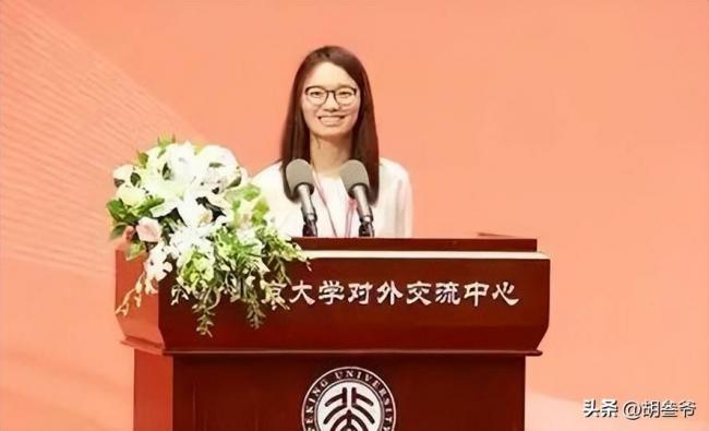 照片疯传:王虹导师凝视徒弟眼神,全网破防 照片疯传:王虹导师凝视徒弟眼神,全网破防