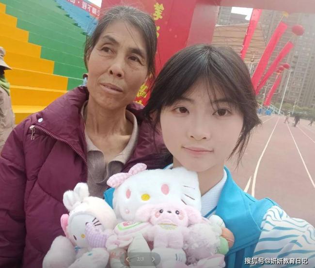 “别碰体育生”,一张高中母女合照令人心酸 “别碰体育生”,一张高中母女合照令人心酸