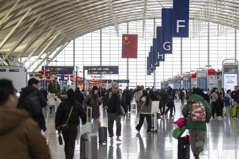中国政府7月底公布「国务院关于出境入境管理的规定」,以维护国家主权、安全与发展利益为由,大幅扩张政府限制人民出境的权力,在中国境内外引发恐慌情绪。(彭博档案照) 中国政府7月底公布「国务院关于出境入境管理的规定」,以维护国家主权、安全与发展利益为由,大幅扩张政府限制人民出境的权力,在中国境内外引发恐慌情绪。(彭博档案照)
