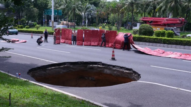 深圳滨海大道突发地陷惊现两车道宽巨坑封路抢修无伤亡