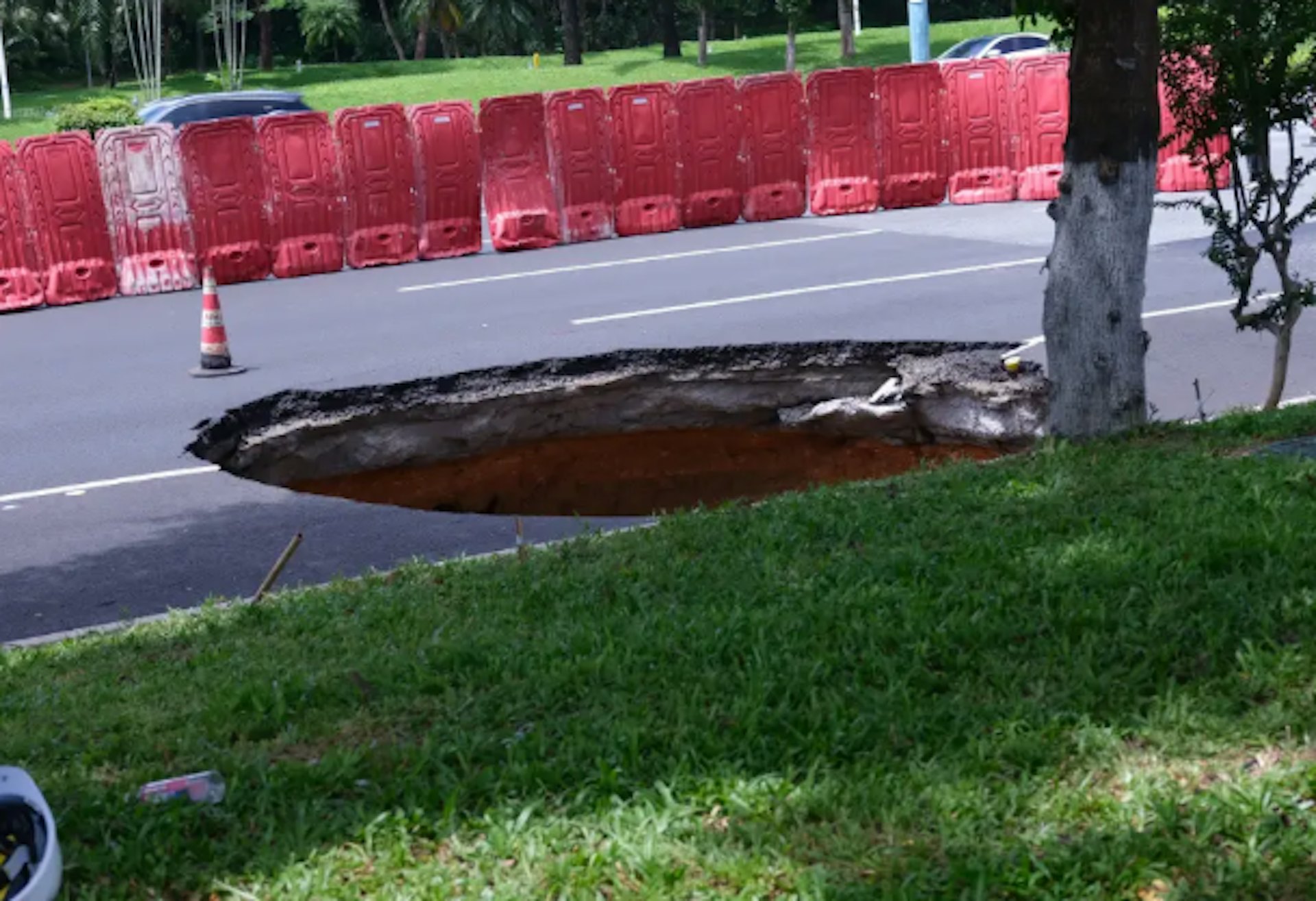 深圳滨海大道发生道路塌陷,现场出现一个约两个车道宽的巨大坑洞。(南方都市报)